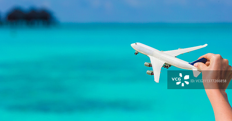绿松石色海面上白色小飞机模型图片素材
