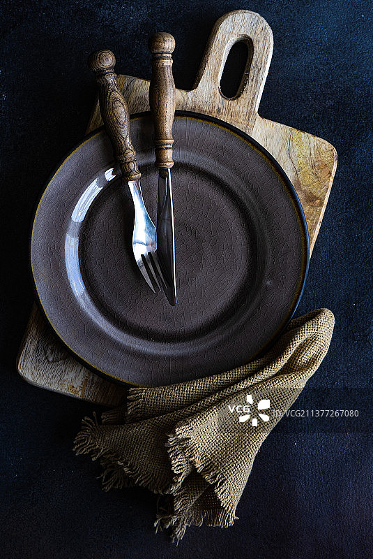 木板和黑色背景上的乡村餐桌摆设高角度景观图片素材