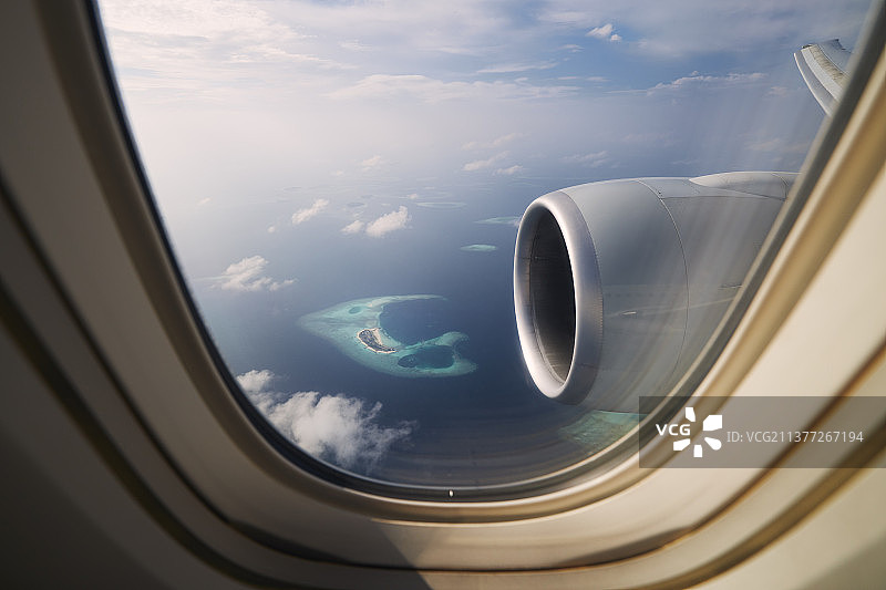 飞机降落马尔代夫时的舷窗景观图片素材