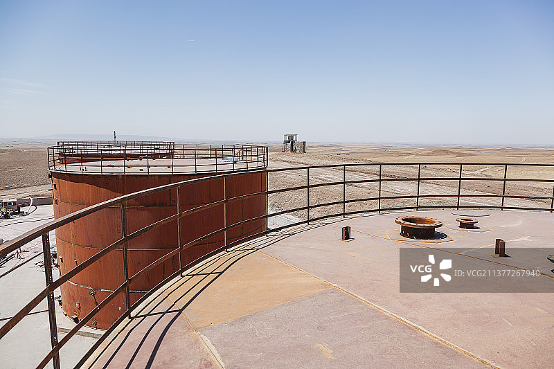 伊拉克油气作业，晴朗天空下的海滩美景图片素材