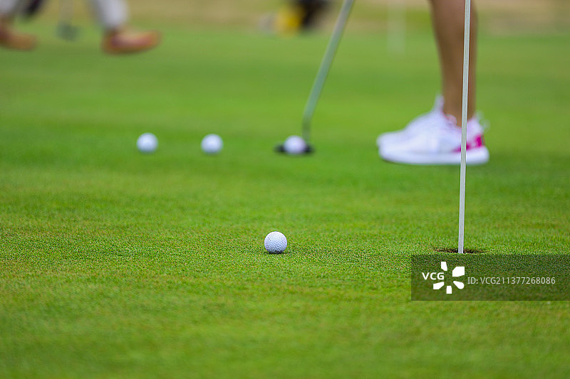 女子在高尔夫球场打球图片素材