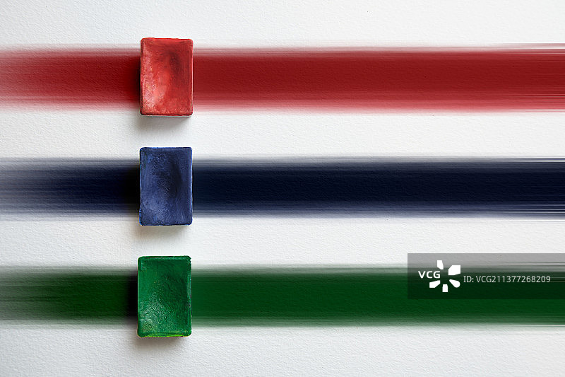 红色、蓝色和绿色水彩颜料盒图片素材