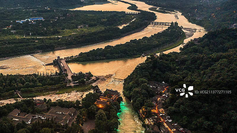 都江堰水利工程夕照图片素材