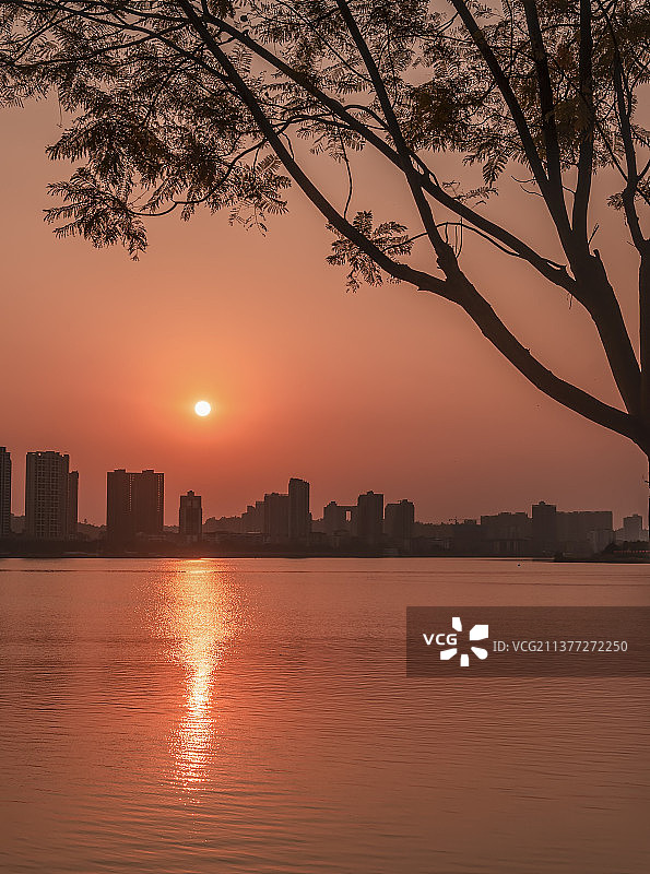 夕阳的湖面图片素材