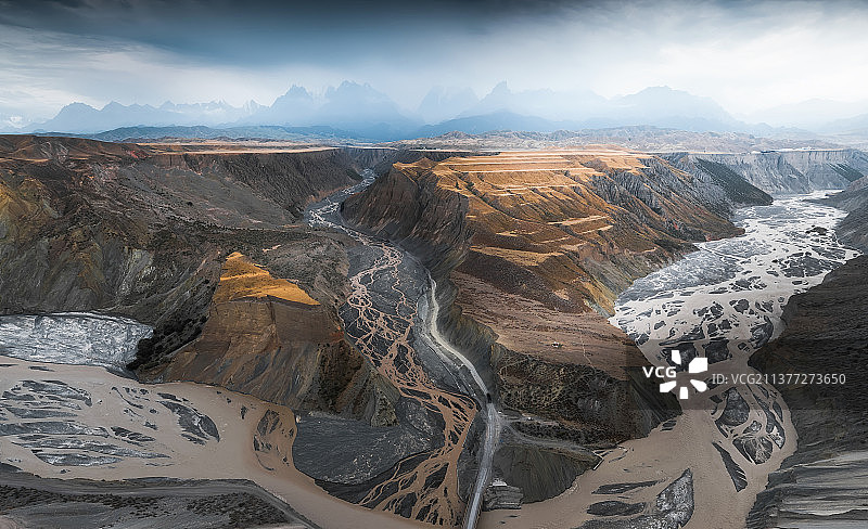 新疆安集海大峡谷，多云，阳光普照。图片素材