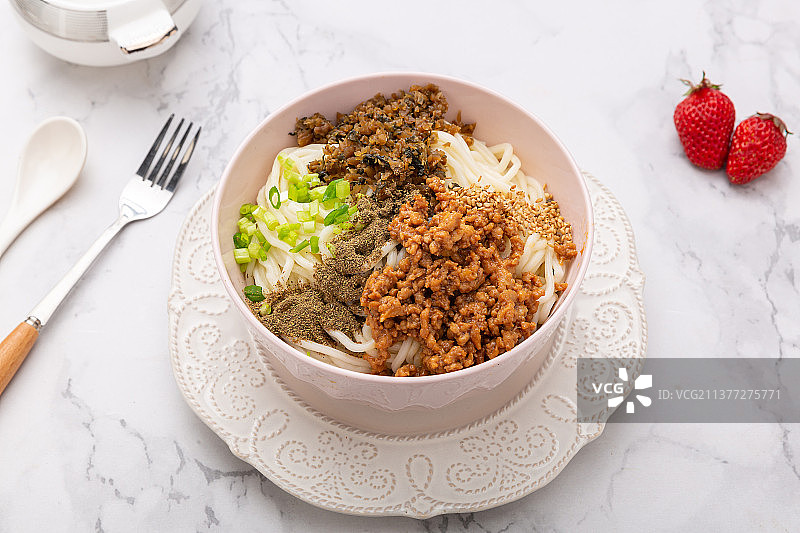 大理石桌面上一碗燃面图片素材