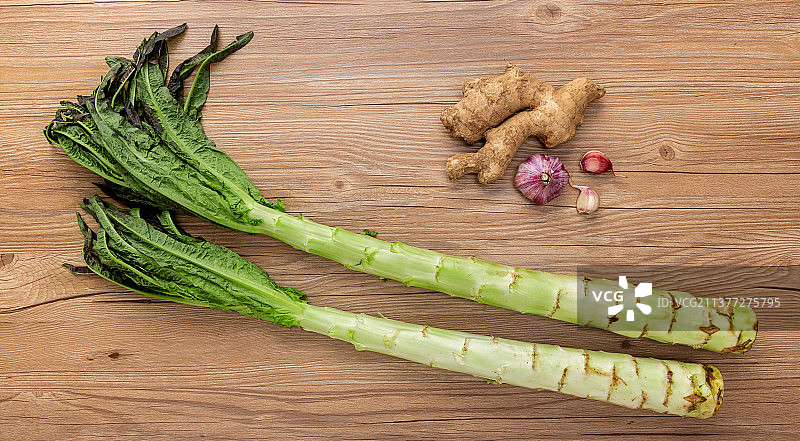 木桌面上的两颗莴笋图片素材