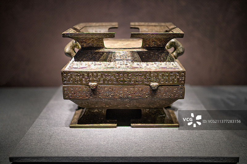 湖北省博物馆随州文峰塔出土战国中期蟠螭纹铜簠图片素材