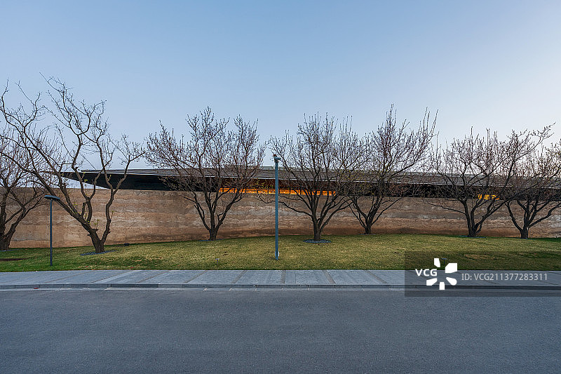 河南郑州新密市伏羲山裸心园度假村道路与围墙春季户外风光图片素材