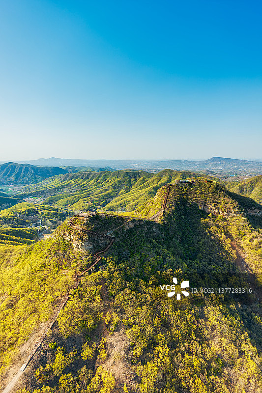 河南郑州新密市伏羲山神仙洞景区鸡山三峰木栈道春季户外航拍图片素材