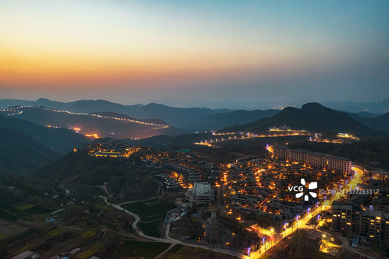 河南郑州新密市伏羲山裸心园度假村夜景户外风光航拍图片素材