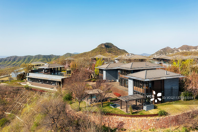 河南郑州新密市伏羲山裸心园度假村春季户外风光航拍视角图片素材