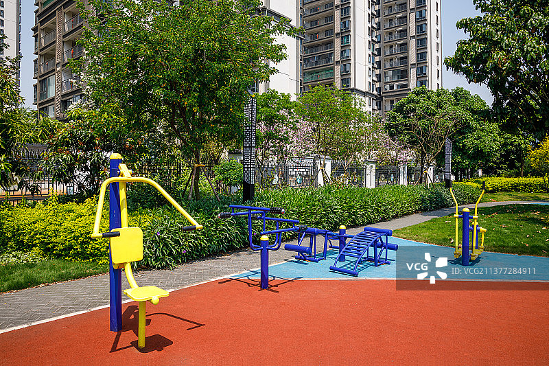 社区里的运动器械图片素材
