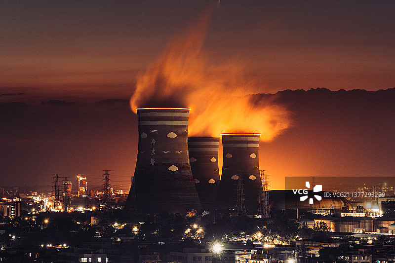 茂名繁忙的石油工厂图片素材