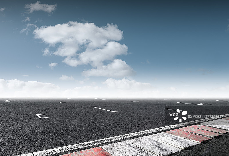 蓝天白云下的现代广场砖地图片素材