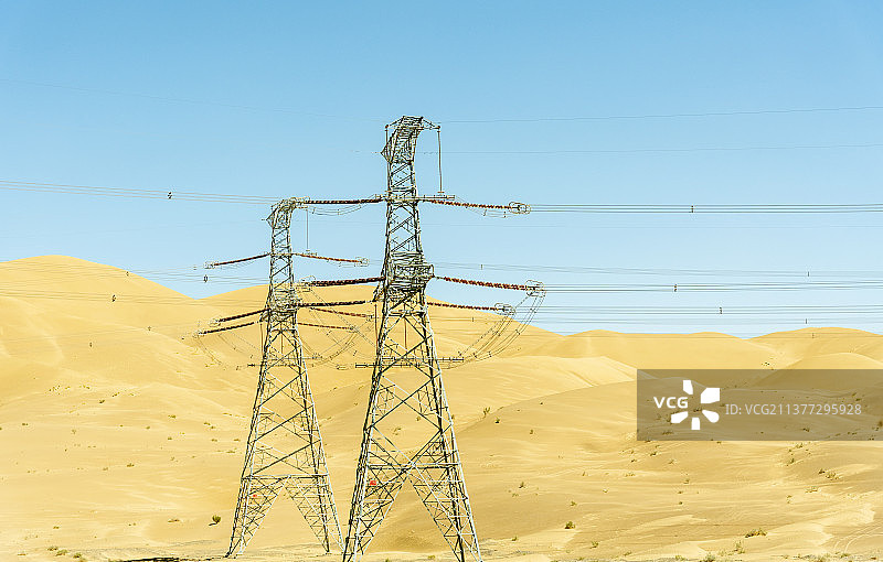 沙漠里的高压线铁塔图片素材
