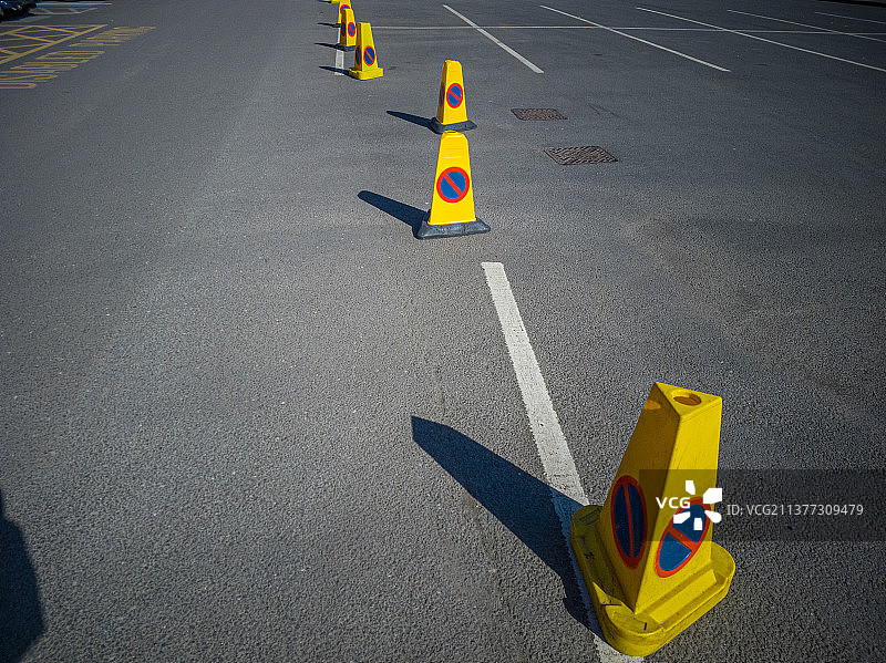 带交通锥的停车场一角图片素材