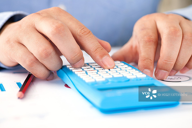正在使用计算器的会计师图片素材