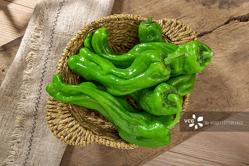 实木板上的一筐芜湖薄皮青椒图片素材