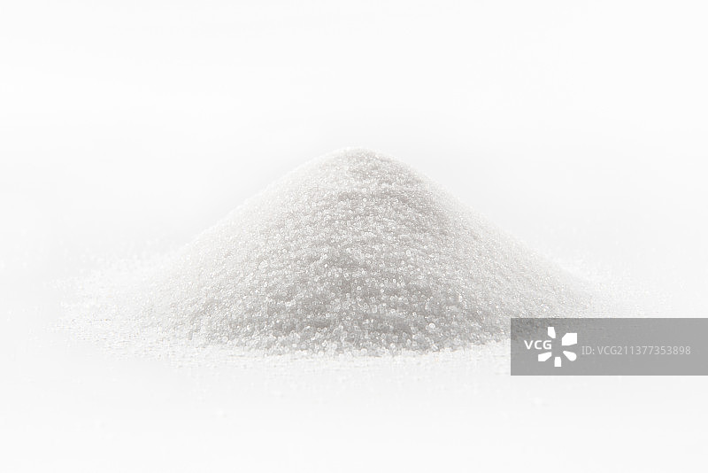 白色背景上的堆积的食用盐图片素材