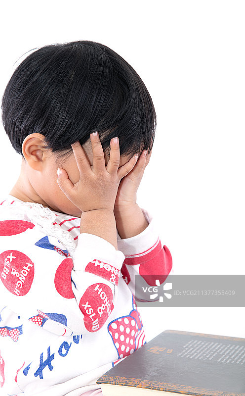 捂着脸的小女孩图片素材