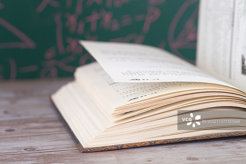 黑板前翻开的书籍图片素材