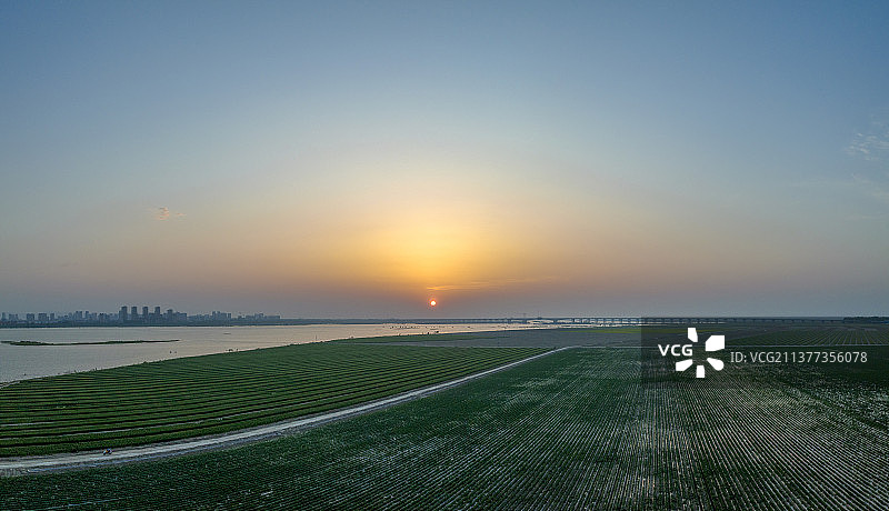 航拍襄阳宜城汉江土豆种植基地日落傍晚夕阳自然风景图片素材