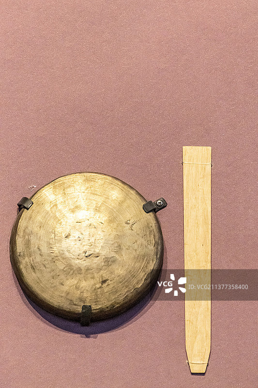 中国工艺美术馆（中国非物质文化遗产馆）：亢锣（体鸣击奏乐器，又名“手锣”，铜制）图片素材