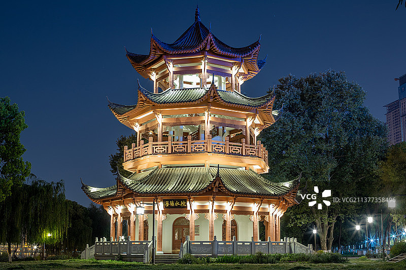 武汉汉阳鹦鹉洲桥梁主题公园烟波亭夜景图片素材