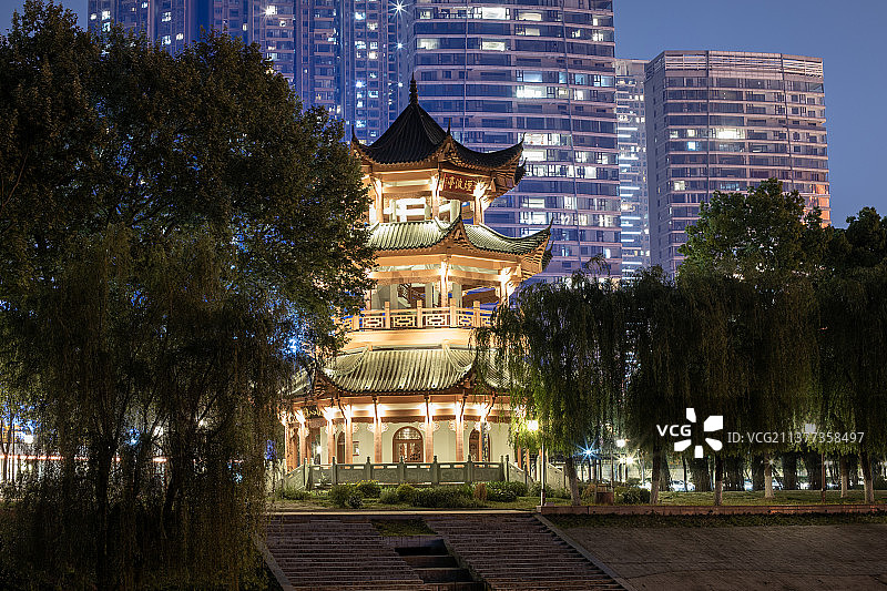 武汉汉阳鹦鹉洲桥梁主题公园烟波亭夜景图片素材