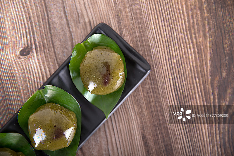 一盘清明节的食物糯米艾草青团图片素材