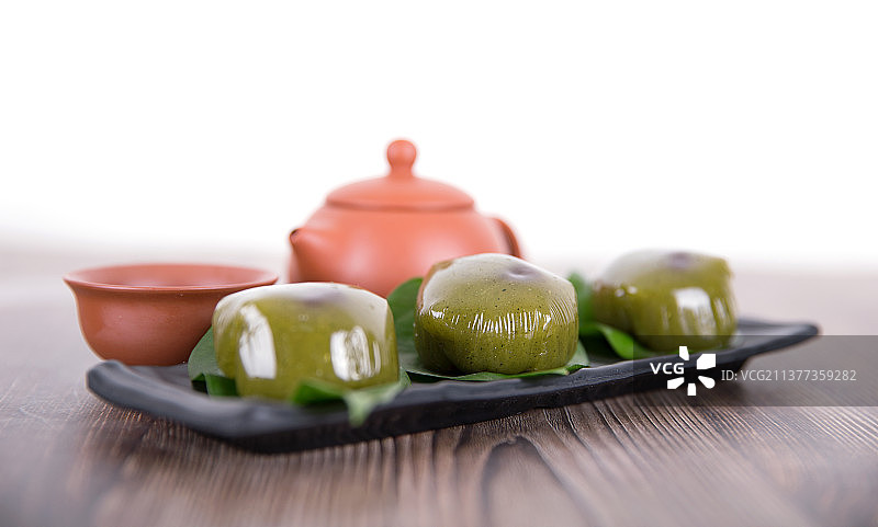 一盘清明节的食物青团和饮茶茶具图片素材