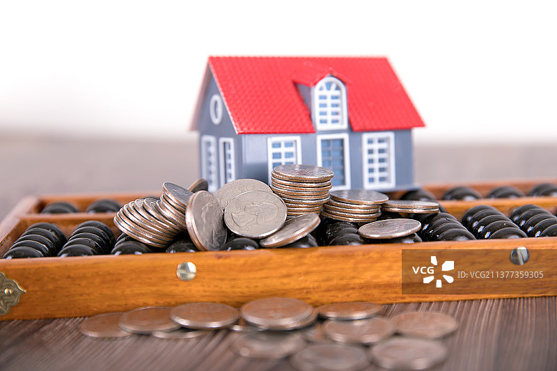 中国算盘和小房子及散落的美元硬币图片素材