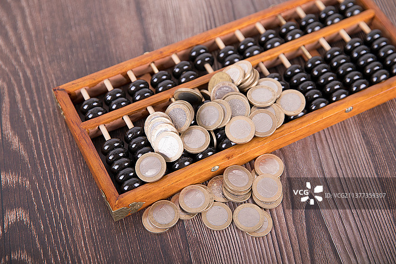 中国传统算珠和散落的欧元硬币图片素材