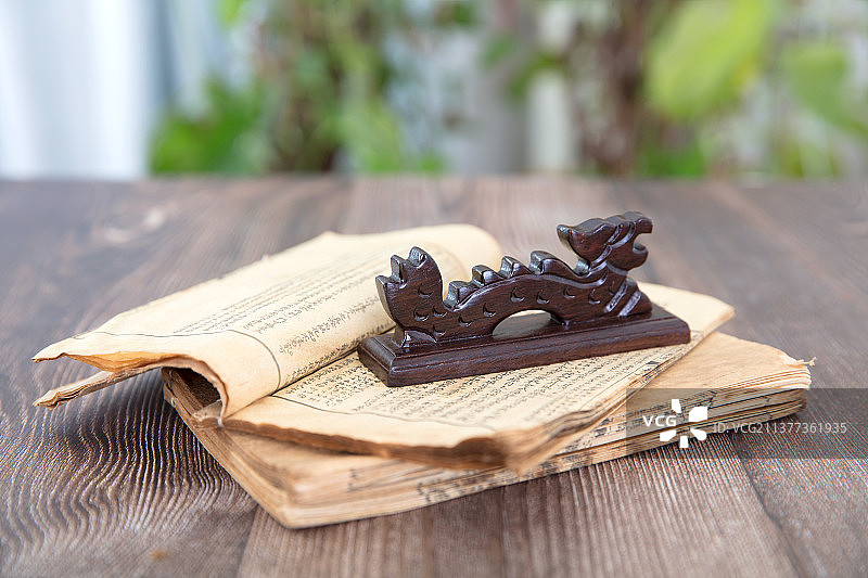 泛黄的旧书和一个镇纸图片素材