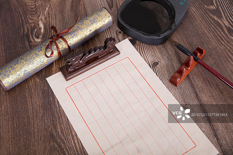 一张被镇尺压着的信纸和毛笔砚台及卷轴书法作品图片素材