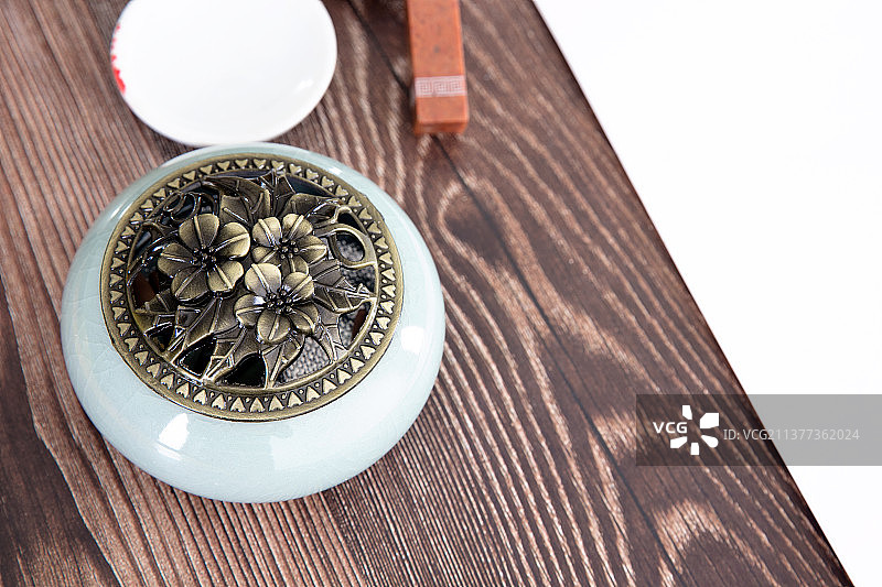 桌子上的香薰炉图片素材