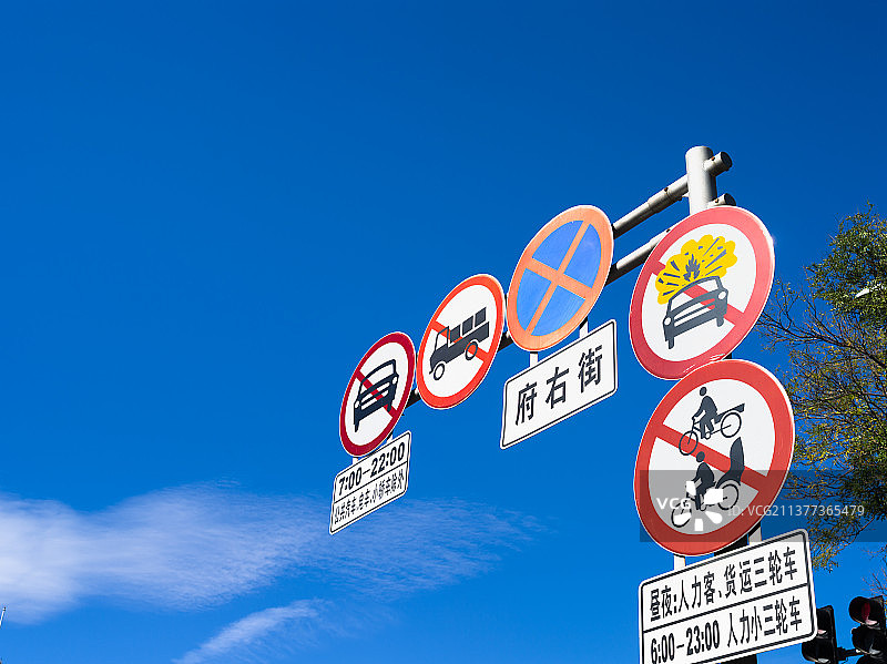 北京长安街道路交通标志指示牌图片素材