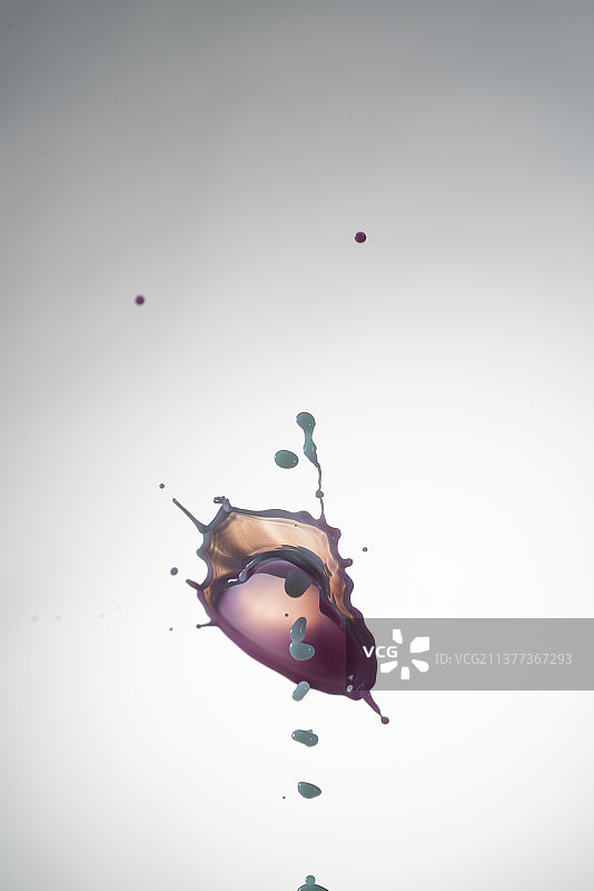 水滴碰撞产生水花飞溅瞬间高速棚拍摄影图片素材