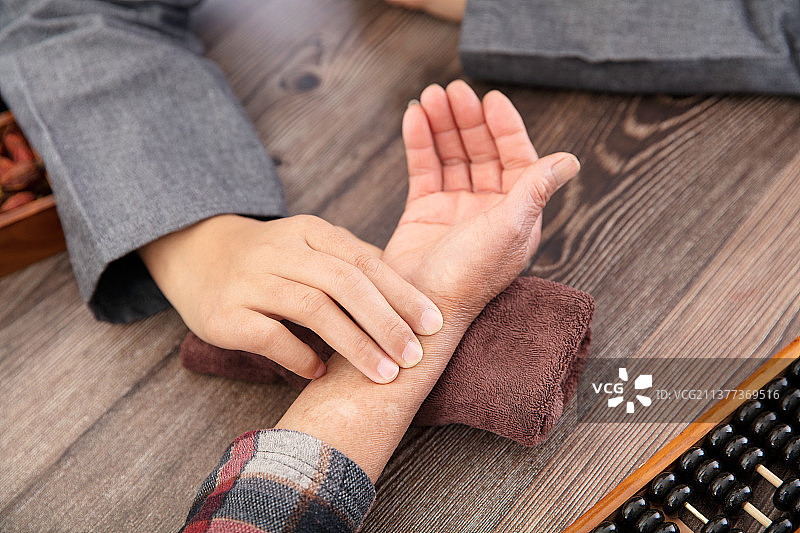 中医医生为患者诊脉的手部特写图片素材