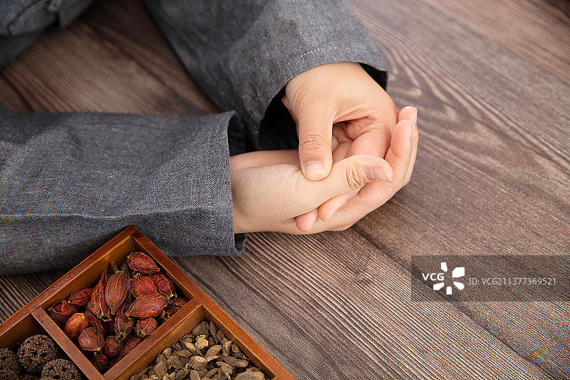 中医大夫展示如何手部按摩图片素材