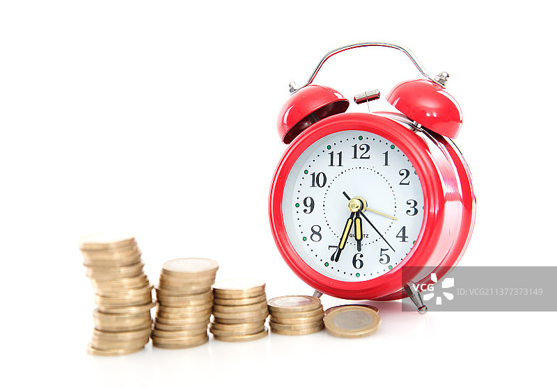白背景上一个闹钟和一排欧元硬币图片素材