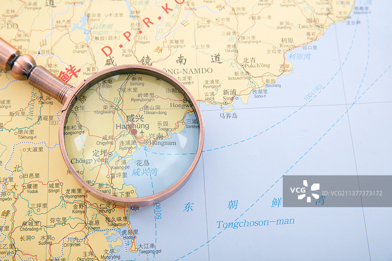 放大镜下地图上的朝鲜城市咸兴图片素材
