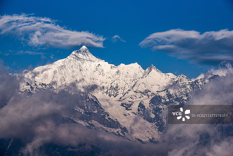 梅里雪山卡瓦格博峰图片素材