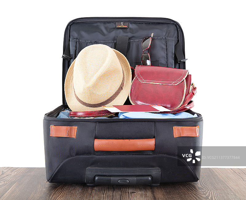 打开的行李箱和里面各种各样的物品图片素材