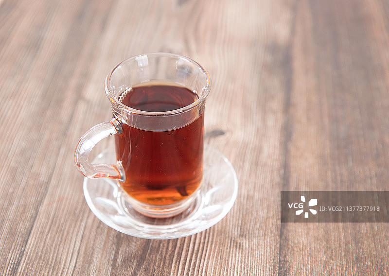 桌子上一杯刚泡好的热红茶图片素材