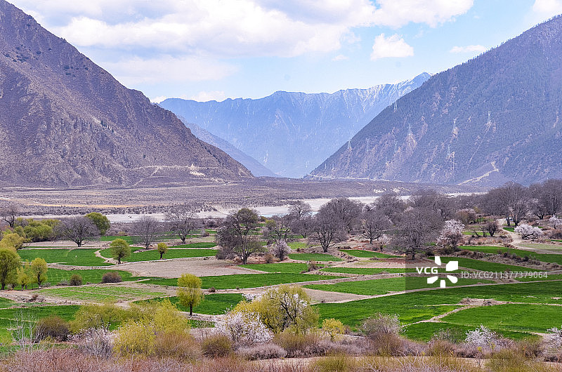 米林县里龙乡甲邦村风光图片素材