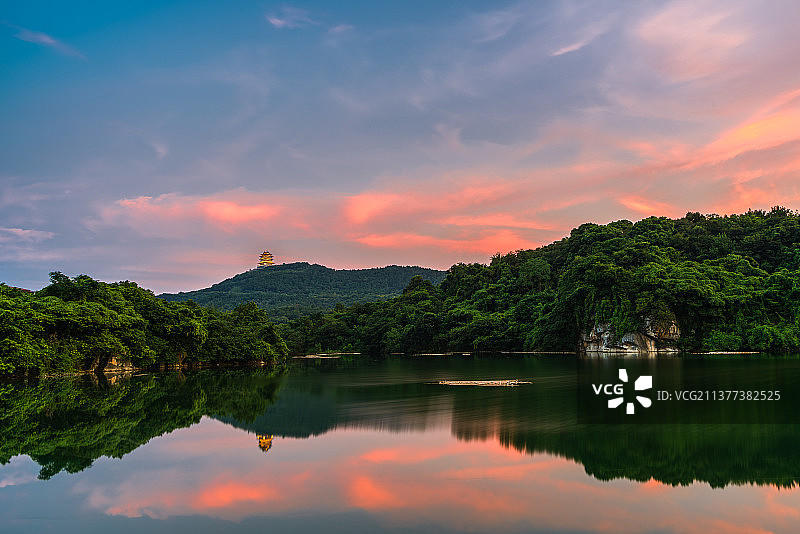 湖州太湖度假区著名景点仁皇山公园仁皇阁早晨黄昏日出日落倒影图片素材