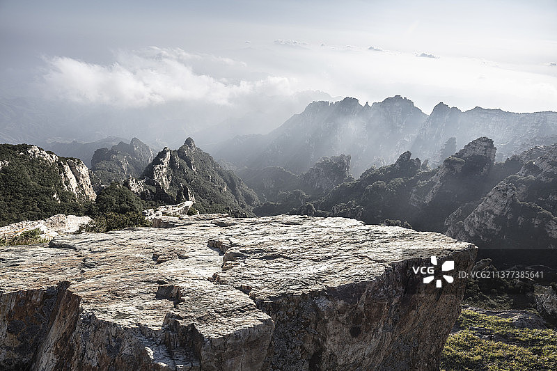 山顶巨石平台与群山云海图片素材