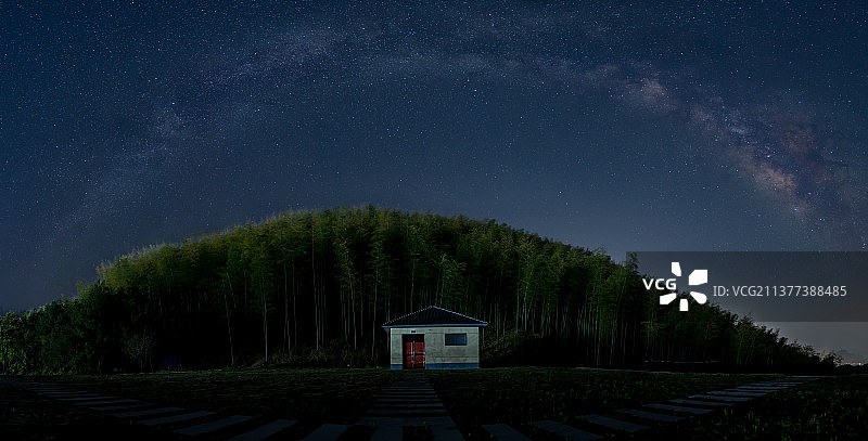 石门山小房子拱形银河图片素材